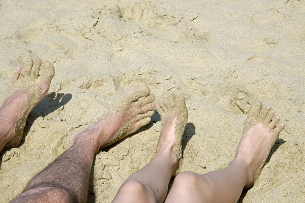 Τα πόδια του παιδιού και του ανθρώπου στην παραλία — Φωτογραφία Αρχείου