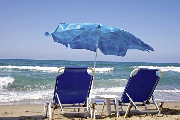 Zonnestoelen en parasols — Stockfoto