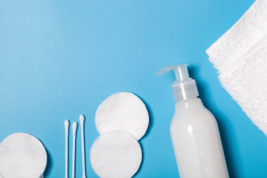 Kozmetik Mavi arka plan vücut losyonu, cilt bakımı