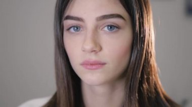 Kadınlar kaşlarında kalıcı makyajlarını sergiliyor.