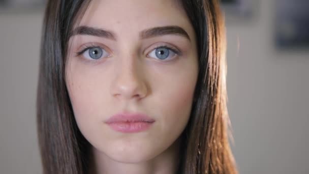 Mujer atractiva demuestra maquillaje permanente en las cejas — Vídeos de Stock
