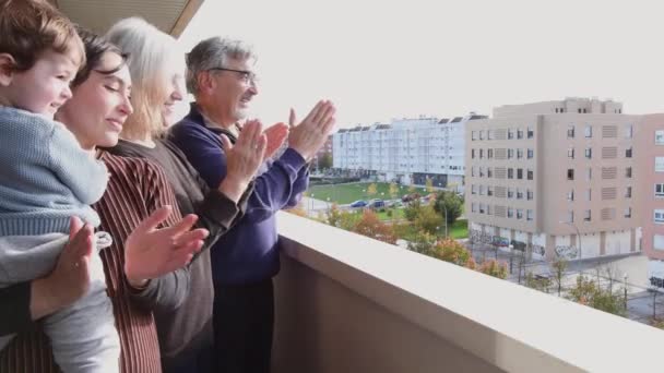 Video Mother Son Grandparents Clapping Balcony Gratitude Doctors — Stock Video