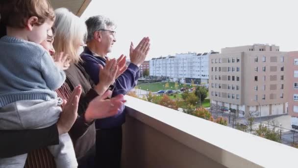Wideo Matki Syna Dziadków Klaskających Balkonie Podzięce Dla Lekarzy — Wideo stockowe