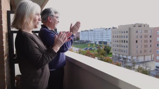 Видео Бабушки Дедушки Хлопают Балконе Благодарность Врачам — стоковое видео