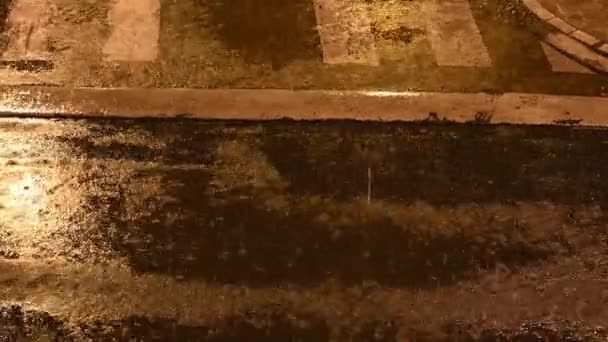 Video Lluvia Torrencial Una Ciudad Por Noche Naranja Coloreado Por — Vídeos de Stock