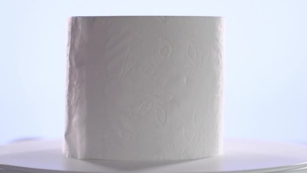 Vidéo Rouleau Papier Toilette Tournant Sur Une Plaque Tournante Concentration — Video