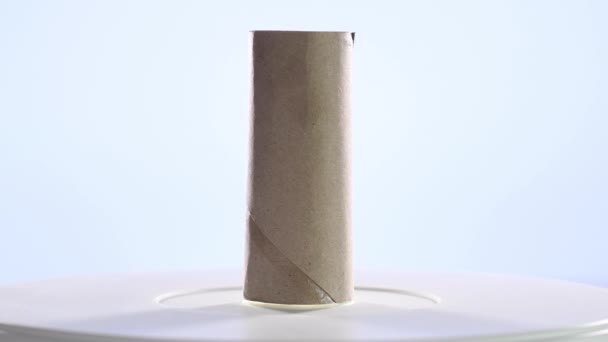 Video Van Een Kartonnen Rol Versleten Toiletpapier Dat Ronddraait Een — Stockvideo