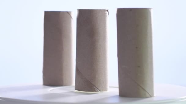 Відео Трьох Картонних Рулонів Зношеного Туалетного Паперу Крутиться Поворотній Стіл — стокове відео