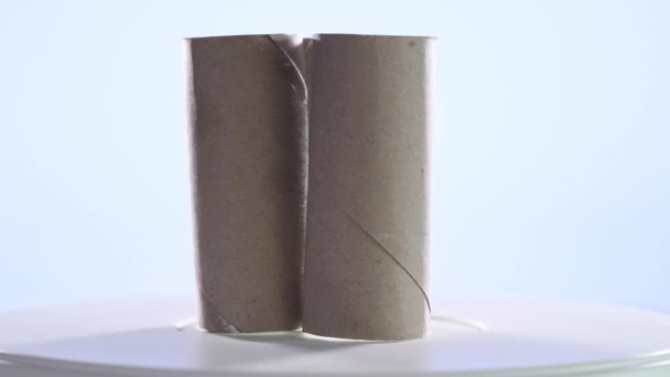 Video Van Drie Kartonnen Rollen Van Het Versleten Toiletpapier Dat — Stockvideo