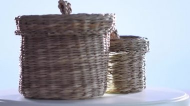 Pikapta dönen iki küçük hasır sepetin 4K videosu. Seçici odak