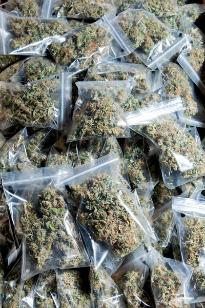 Függőleges Fénykép Néhány Zacskó Orvosi Marihuana Fogyasztásra Előkészített — Stock Fotó