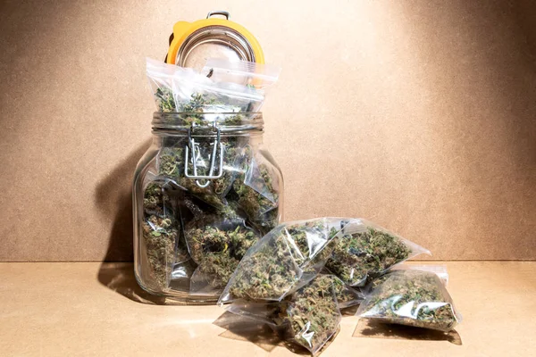 Lata Vidrio Con Bolsas Marihuana Médica Dentro Alrededor Lata — Foto de Stock