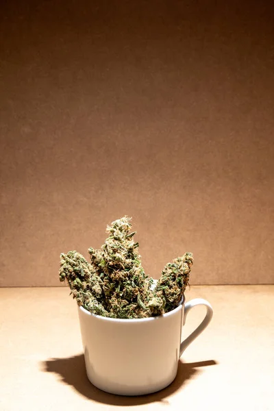 Détails Des Bourgeons Marihuana Médicale Dans Une Tasse Café Focus — Photo