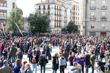 VITORIA, İspanya - 08 Mart 2020: Uluslararası Kadınlar Günü protestosu. İspanya Vitoria 'da eşitlik ve kadın hakları için mücadele 8 Mart 2020' de.
