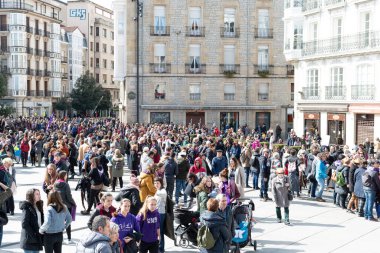 VITORIA, İspanya - 08 Mart 2020: Uluslararası Kadınlar Günü protestosu. İspanya Vitoria 'da eşitlik ve kadın hakları için mücadele 8 Mart 2020' de.