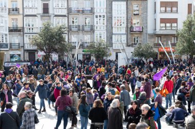 VITORIA, İspanya - 08 Mart 2020: Uluslararası Kadınlar Günü protestosu. İspanya Vitoria 'da eşitlik ve kadın hakları için mücadele 8 Mart 2020' de.