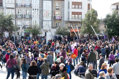 VITORIA, İspanya - 08 Mart 2020: Uluslararası Kadınlar Günü protestosu. İspanya Vitoria 'da eşitlik ve kadın hakları için mücadele 8 Mart 2020' de.