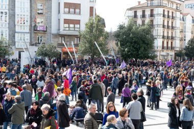 VITORIA, İspanya - 08 Mart 2020: Uluslararası Kadınlar Günü protestosu. İspanya Vitoria 'da eşitlik ve kadın hakları için mücadele 8 Mart 2020' de.
