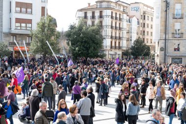 VITORIA, İspanya - 08 Mart 2020: Uluslararası Kadınlar Günü protestosu. İspanya Vitoria 'da eşitlik ve kadın hakları için mücadele 8 Mart 2020' de.