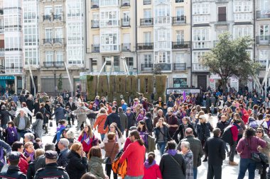 VITORIA, İspanya - 08 Mart 2020: Uluslararası Kadınlar Günü protestosu. İspanya Vitoria 'da eşitlik ve kadın hakları için mücadele 8 Mart 2020' de.