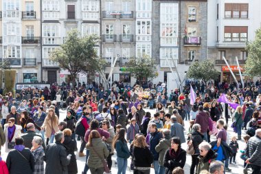 VITORIA, İspanya - 08 Mart 2020: Uluslararası Kadınlar Günü protestosu. İspanya Vitoria 'da eşitlik ve kadın hakları için mücadele 8 Mart 2020' de.