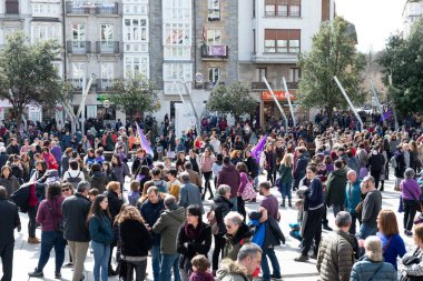 VITORIA, İspanya - 08 Mart 2020: Uluslararası Kadınlar Günü protestosu. İspanya Vitoria 'da eşitlik ve kadın hakları için mücadele 8 Mart 2020' de.