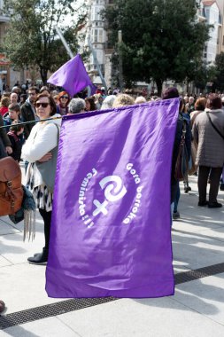 VITORIA, İspanya - 08 Mart 2020: Uluslararası Kadınlar Günü protestosu. İspanya Vitoria 'da eşitlik ve kadın hakları için mücadele 8 Mart 2020' de.