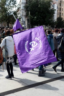 VITORIA, İspanya - 08 Mart 2020: Uluslararası Kadınlar Günü protestosu. İspanya Vitoria 'da eşitlik ve kadın hakları için mücadele 8 Mart 2020' de.
