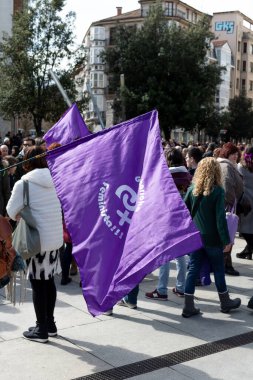 VITORIA, İspanya - 08 Mart 2020: Uluslararası Kadınlar Günü protestosu. İspanya Vitoria 'da eşitlik ve kadın hakları için mücadele 8 Mart 2020' de.