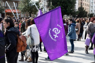 VITORIA, İspanya - 08 Mart 2020: Uluslararası Kadınlar Günü protestosu. İspanya Vitoria 'da eşitlik ve kadın hakları için mücadele 8 Mart 2020' de.