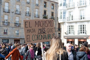 VITORIA, İspanya - 08 Mart 2020: Uluslararası Kadınlar Günü protestosu. İspanya Vitoria 'da eşitlik ve kadın hakları için mücadele 8 Mart 2020' de.