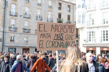 VITORIA, İspanya - 08 Mart 2020: Uluslararası Kadınlar Günü protestosu. İspanya Vitoria 'da eşitlik ve kadın hakları için mücadele 8 Mart 2020' de.