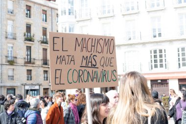 VITORIA, İspanya - 08 Mart 2020: Uluslararası Kadınlar Günü protestosu. İspanya Vitoria 'da eşitlik ve kadın hakları için mücadele 8 Mart 2020' de.