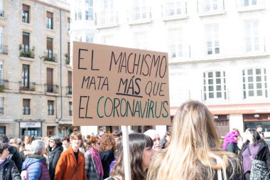 VITORIA, İspanya - 08 Mart 2020: Uluslararası Kadınlar Günü protestosu. İspanya Vitoria 'da eşitlik ve kadın hakları için mücadele 8 Mart 2020' de.