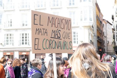 VITORIA, İspanya - 08 Mart 2020: Uluslararası Kadınlar Günü protestosu. İspanya Vitoria 'da eşitlik ve kadın hakları için mücadele 8 Mart 2020' de.