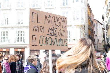 VITORIA, İspanya - 08 Mart 2020: Uluslararası Kadınlar Günü protestosu. İspanya Vitoria 'da eşitlik ve kadın hakları için mücadele 8 Mart 2020' de.