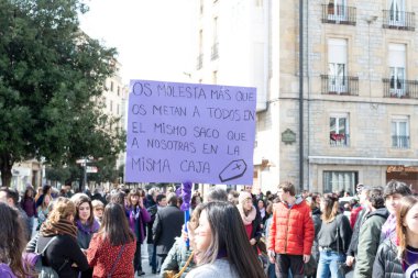 VITORIA, İspanya - 08 Mart 2020: Uluslararası Kadınlar Günü protestosu. İspanya Vitoria 'da eşitlik ve kadın hakları için mücadele 8 Mart 2020' de.