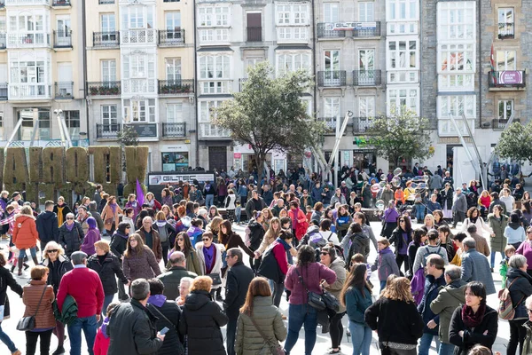VITORIA, İspanya - 08 Mart 2020: Uluslararası Kadınlar Günü protestosu. İspanya Vitoria 'da eşitlik ve kadın hakları için mücadele 8 Mart 2020' de.