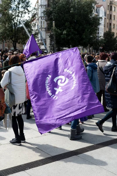 VITORIA, İspanya - 08 Mart 2020: Uluslararası Kadınlar Günü protestosu. İspanya Vitoria 'da eşitlik ve kadın hakları için mücadele 8 Mart 2020' de.