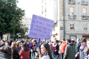 VITORIA, İspanya - 08 Mart 2020: Uluslararası Kadınlar Günü protestosu. İspanya Vitoria 'da eşitlik ve kadın hakları için mücadele 8 Mart 2020' de.