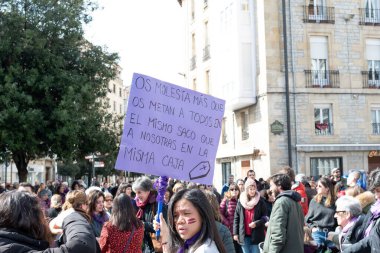 VITORIA, İspanya - 08 Mart 2020: Uluslararası Kadınlar Günü protestosu. İspanya Vitoria 'da eşitlik ve kadın hakları için mücadele 8 Mart 2020' de.