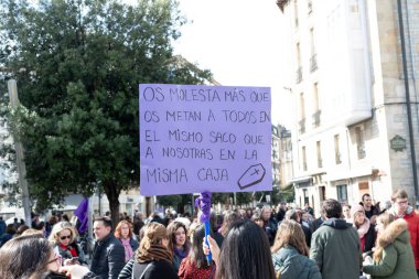 VITORIA, İspanya - 08 Mart 2020: Uluslararası Kadınlar Günü protestosu. İspanya Vitoria 'da eşitlik ve kadın hakları için mücadele 8 Mart 2020' de.