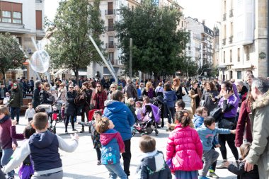 VITORIA, İspanya - 08 Mart 2020: Uluslararası Kadınlar Günü protestosu. İspanya Vitoria 'da eşitlik ve kadın hakları için mücadele 8 Mart 2020' de.