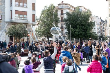 VITORIA, İspanya - 08 Mart 2020: Uluslararası Kadınlar Günü protestosu. İspanya Vitoria 'da eşitlik ve kadın hakları için mücadele 8 Mart 2020' de.
