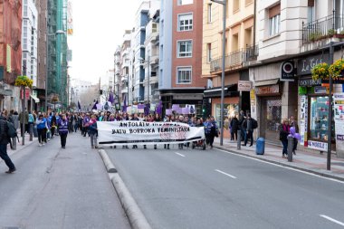 VITORIA, İspanya - 08 Mart 2020: Uluslararası Kadınlar Günü protestosu. İspanya Vitoria 'da eşitlik ve kadın hakları için mücadele 8 Mart 2020' de.