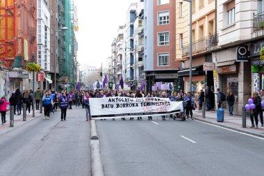 VITORIA, İspanya - 08 Mart 2020: Uluslararası Kadınlar Günü protestosu. İspanya Vitoria 'da eşitlik ve kadın hakları için mücadele 8 Mart 2020' de.