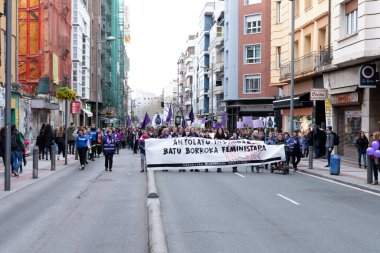 VITORIA, İspanya - 08 Mart 2020: Uluslararası Kadınlar Günü protestosu. İspanya Vitoria 'da eşitlik ve kadın hakları için mücadele 8 Mart 2020' de.