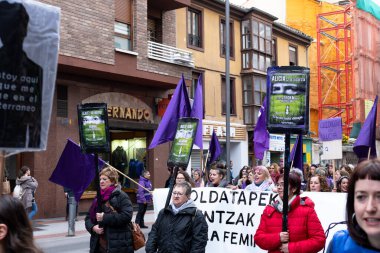 VITORIA, İspanya - 08 Mart 2020: Uluslararası Kadınlar Günü protestosu. İspanya Vitoria 'da eşitlik ve kadın hakları için mücadele 8 Mart 2020' de.
