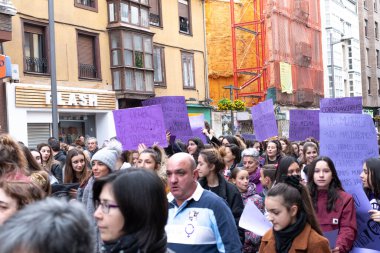 VITORIA, İspanya - 08 Mart 2020: Uluslararası Kadınlar Günü protestosu. İspanya Vitoria 'da eşitlik ve kadın hakları için mücadele 8 Mart 2020' de.