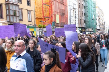VITORIA, İspanya - 08 Mart 2020: Uluslararası Kadınlar Günü protestosu. İspanya Vitoria 'da eşitlik ve kadın hakları için mücadele 8 Mart 2020' de.
